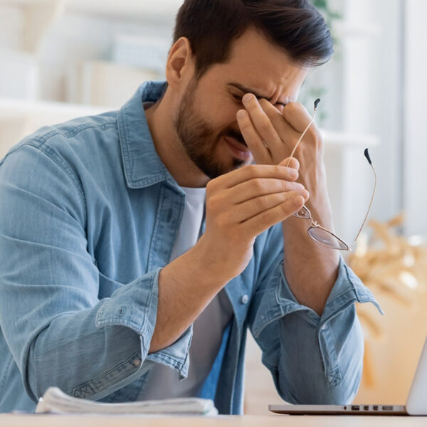 Vyras, įsitempęs dėl darbo.