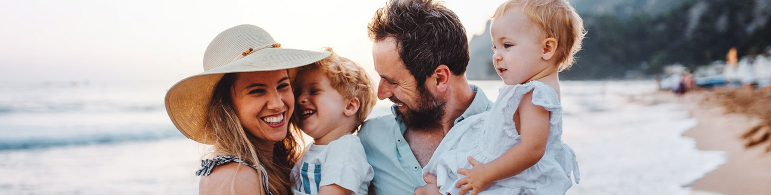 Jauna šeima atostogauja, švenčia.