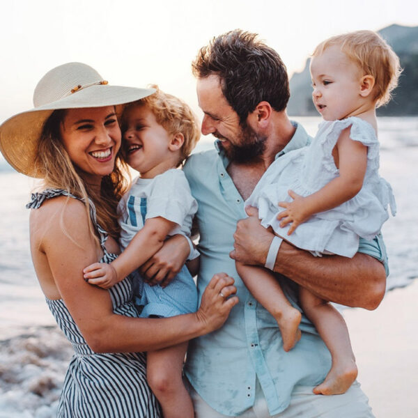 Jauna šeima atostogauja, švenčia.