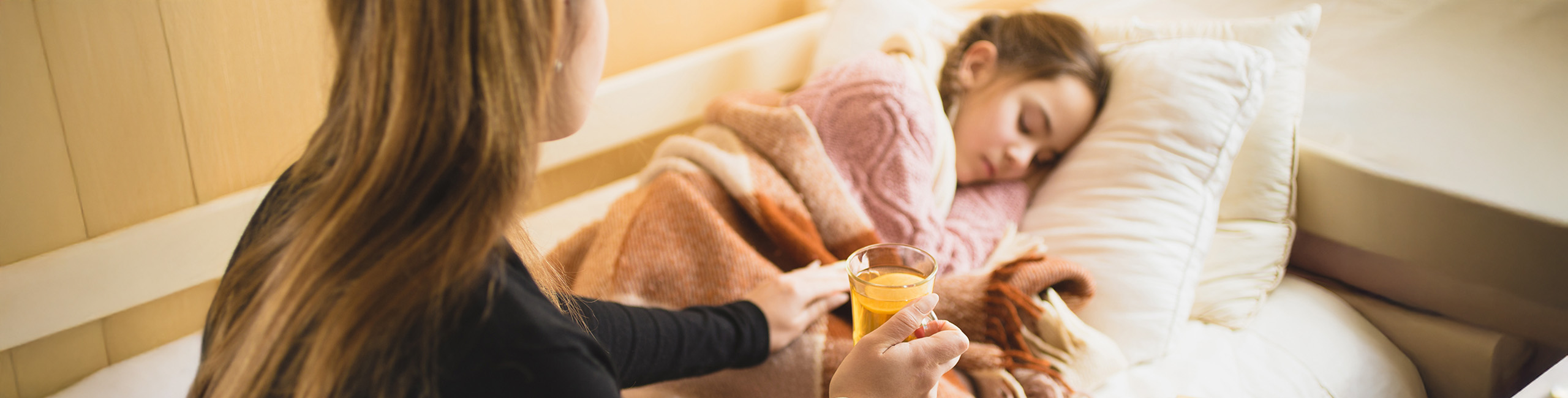 Serganti moksleivė ir jos mama.