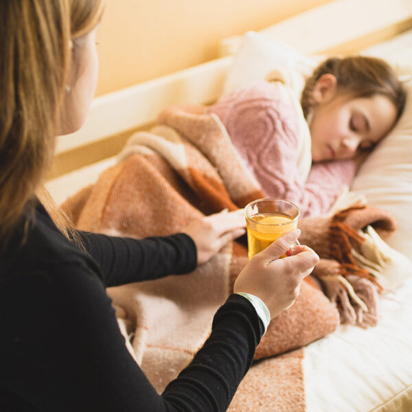 Serganti moksleivė ir jos mama.