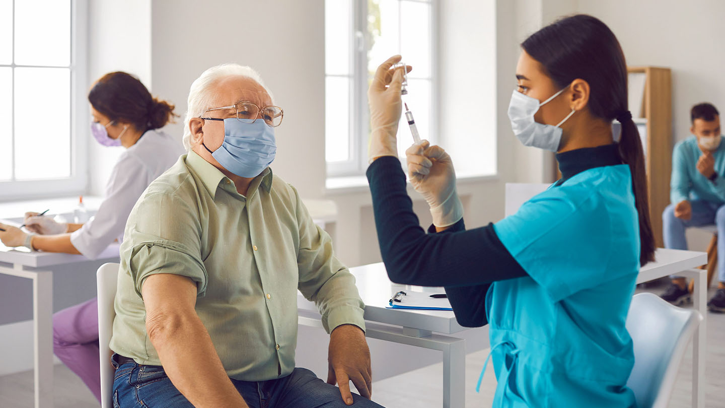 Cepljenje starejšega gospoda, krepitev imunskega sistema.