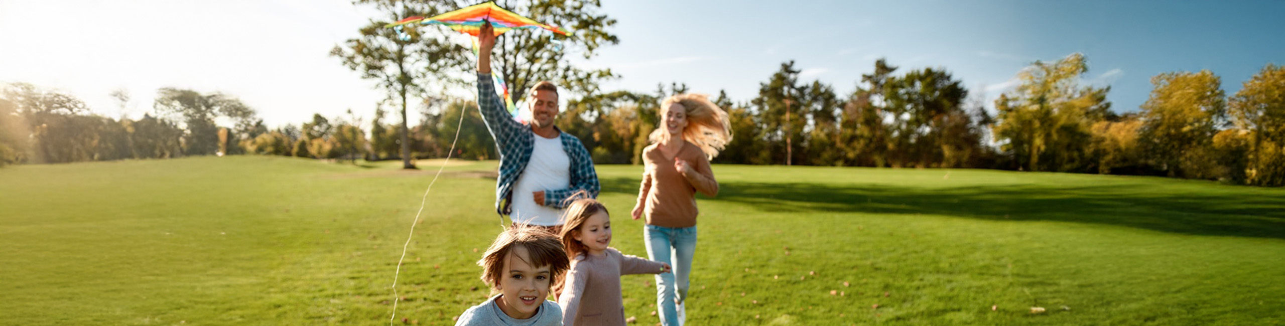 Šeima lauke, mėgaujasi atostogomis.