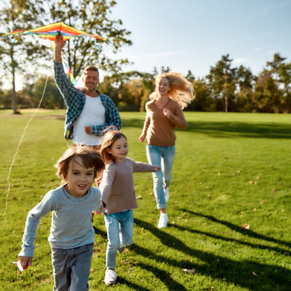 Šeima lauke, mėgaujasi atostogomis.