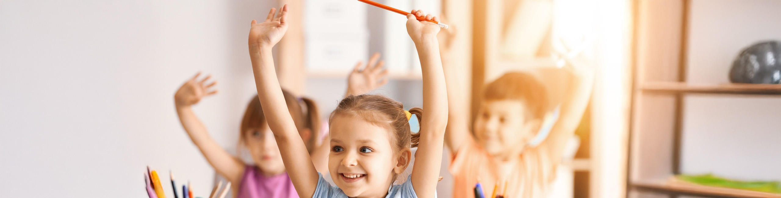 Laimingi vaikai mokykloje ar darželyje.