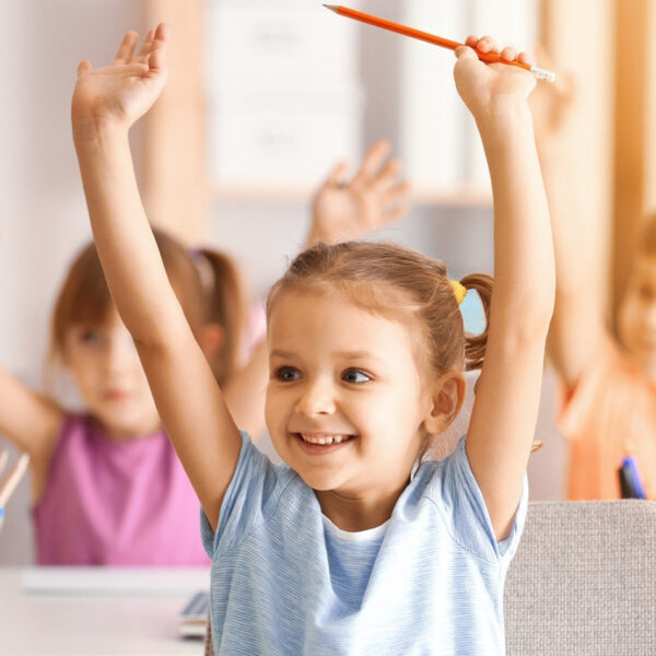 Laimingi vaikai mokykloje ar darželyje.