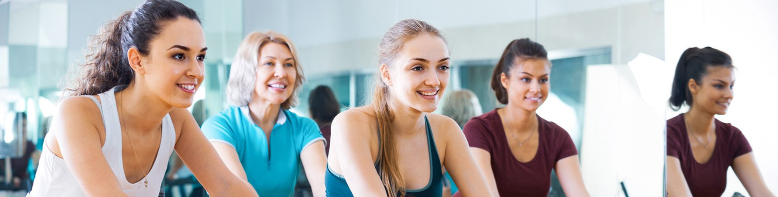 Jaunos moterys mėgsta grupines mankštas.