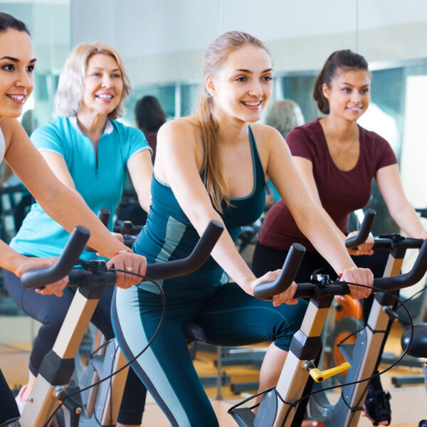 Jaunos moterys mėgsta grupines mankštas.