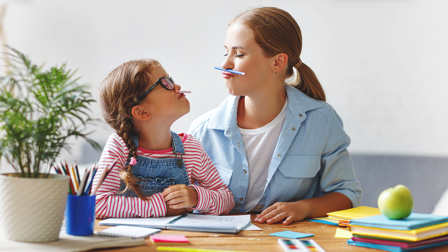 Seserys žaidžia ruošdamos namų darbus.