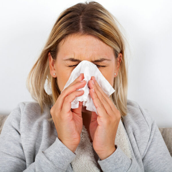 Serganti moteris, skirtumas tarp peršalimo ir gripo.