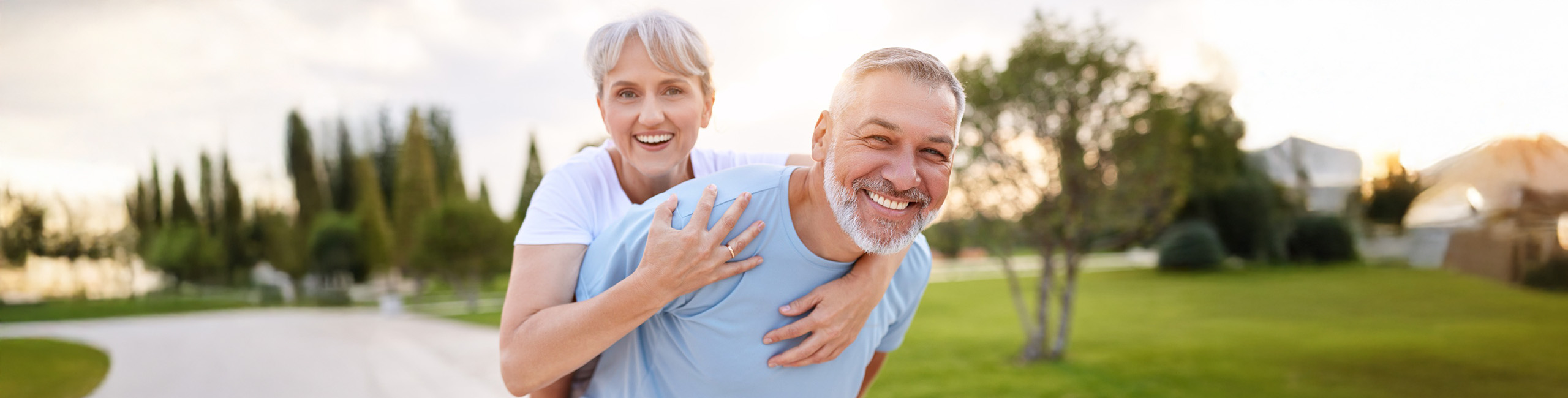 Sveika vyresnio amžiaus pora mėgaujasi gamta.