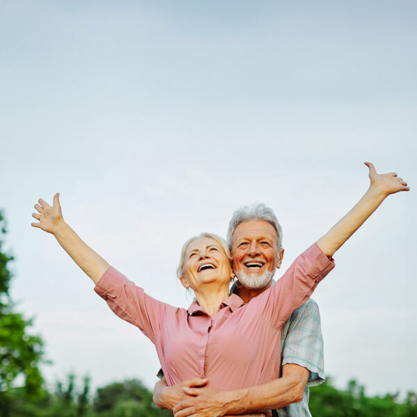 Starejši par z dobrim imunskim sistemom.
